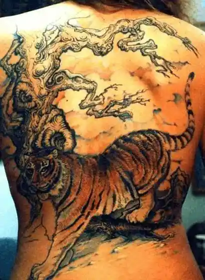 纹身,代表了自己的地位,也显示自己的威望,一般纹虎的图案也是上山虎
