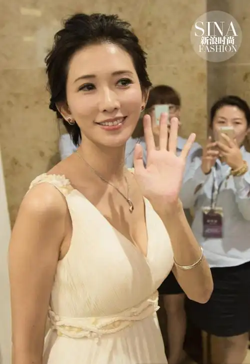 胸器出没 林志玲白色深v裙难挡傲人事业线