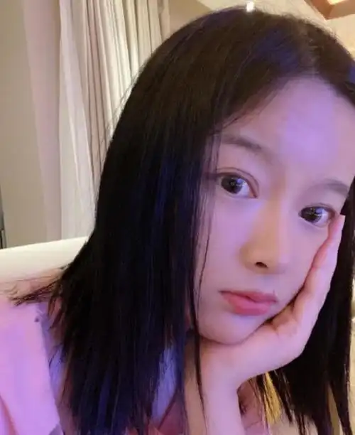 pdd老婆沈灵敏发布自拍,减肥8个月效果显著,身材和颜值都满分