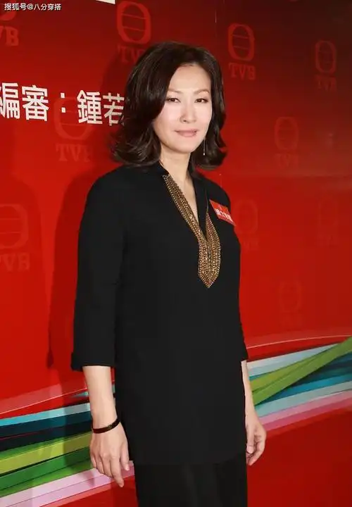 49岁陈慧珊风采不减当年!黑西装配米黄色衬衫干练利落,优雅大气