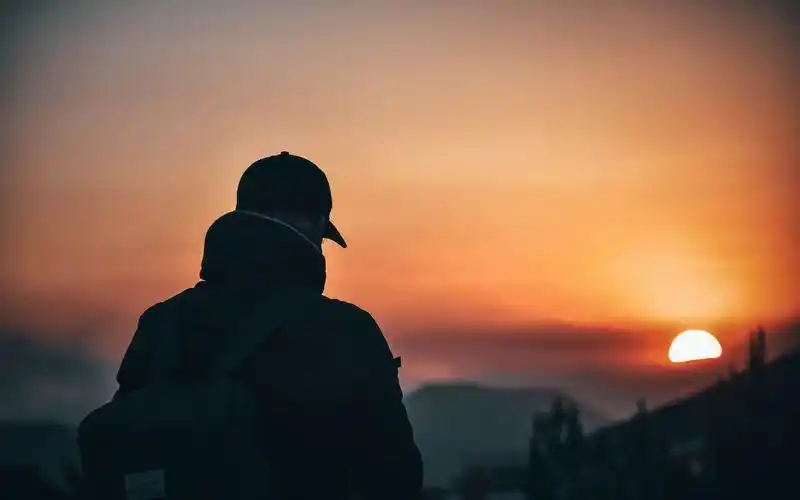 夜晚伤感男人的背影