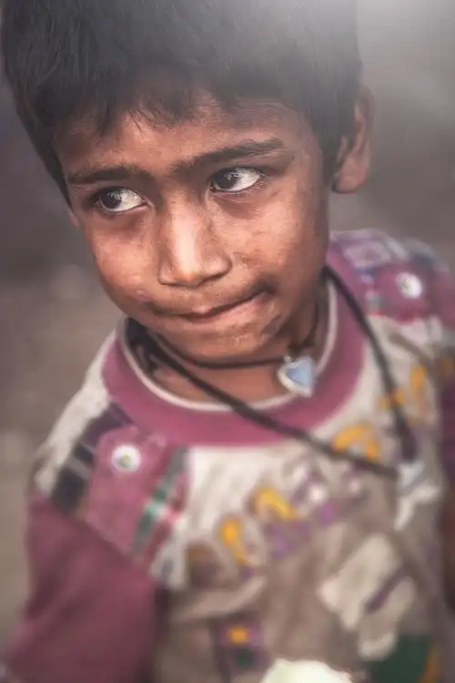 可怜的小男孩站立画像