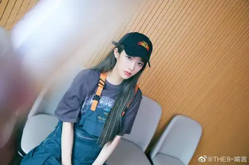 背带裤狂魔言言子,又酷又美～鸭舌帽一戴谁也不爱@the9-喻言