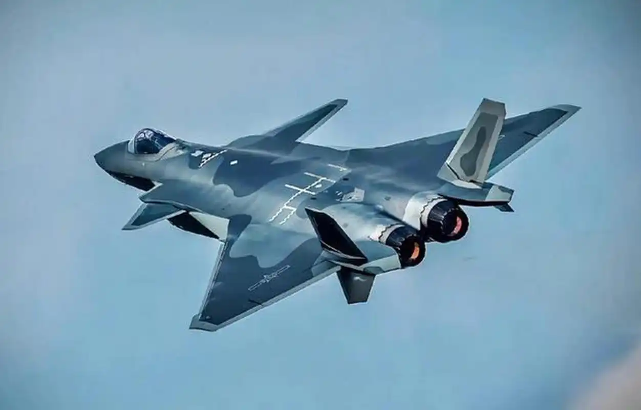 在歼20发射一波导弹的情况下,4枚pl15已经够用  以上一代战机的标准