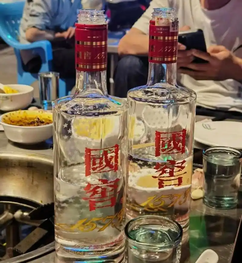 中国人普遍爱喝白酒,他们到底喝的是什么?网友:喝的是生活