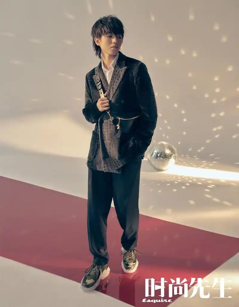 王俊凯封面大片曝光 鲻鱼头造型帅气逼人