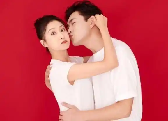 明星的结婚证件照,都一本正经,唐嫣好恩爱,唐艺昕好幸福_李荣浩_结婚