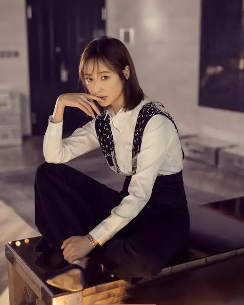 李纯好放得开穿v领白裙在沙发上演女神躺开叉到腿根太火辣