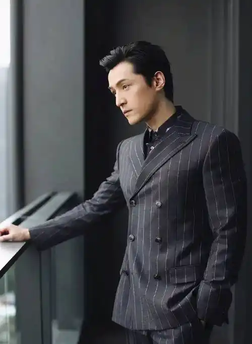 原创胡歌把西装穿出了时代感印花格子慵懒风胡须显沧桑