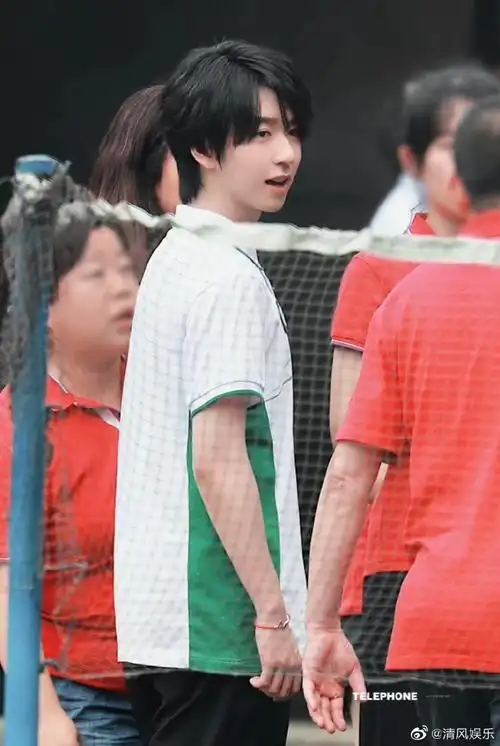 贺峻霖拍高中毕业照##贺峻霖拍高中毕业照路透