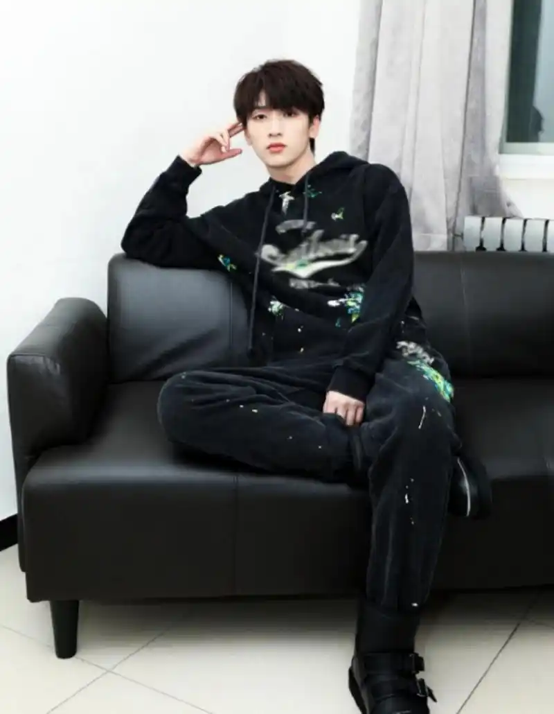 严浩翔私服穿搭分享 严浩翔以一身荧光泼墨套装为主打,搭配简单的白色