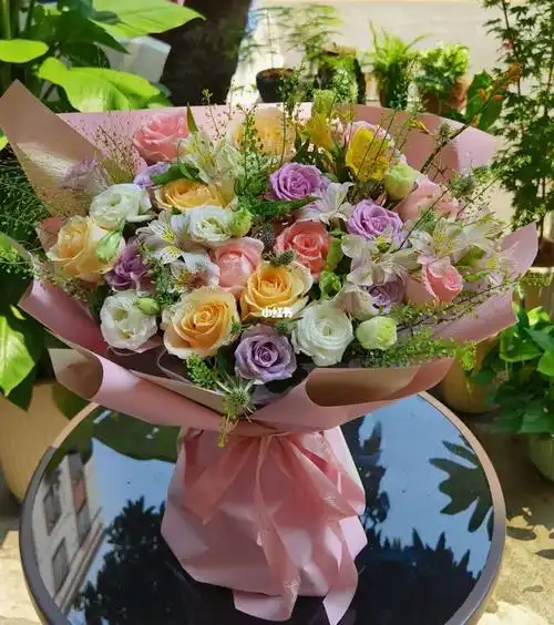 混搭玫瑰鲜花花束