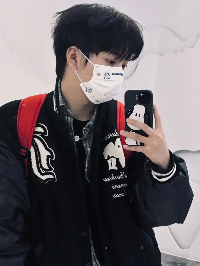 小焘 乖乖的 照顾好自己#易烊千玺 #生活碎片 #对镜子拍 - 抖音