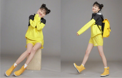 郑爽泡面刘海配双丸子,黑黄运动服酷似皮卡丘,珍珠泪妆清爽减龄