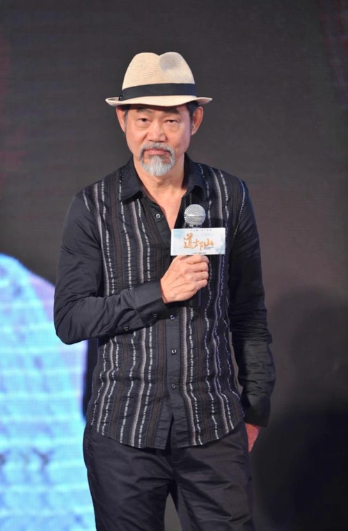 原创68岁艺人元华保养有道肌肉结实堪比年轻人每日坚持倒立有心有力