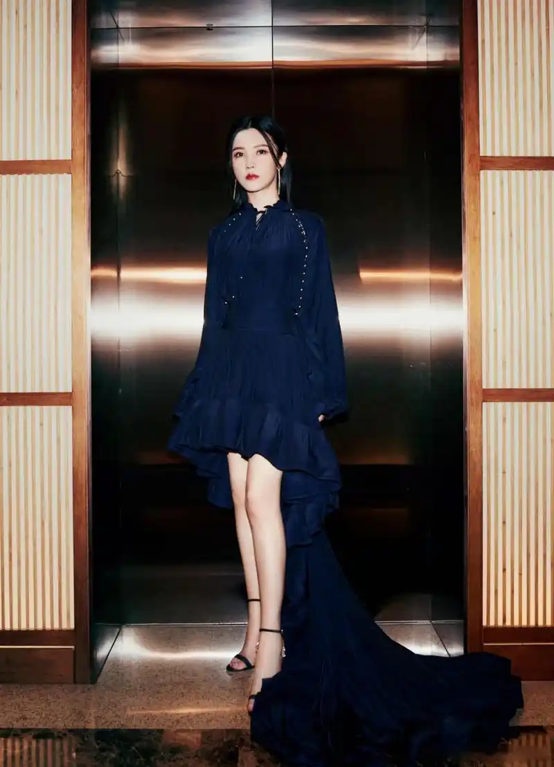 杨子姗 x@杨子姗拖尾长裙今日,演员@杨子姗 以终审评委和形象大实的