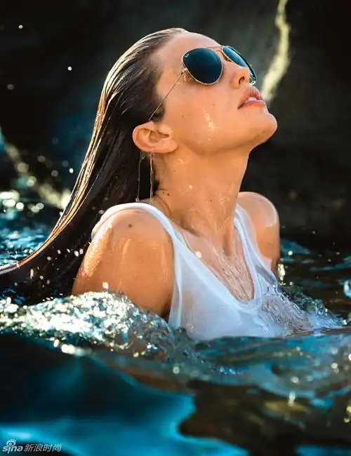 超模海滩热火泳装大片湿身裹沙秀翘臀美胸超模海滩热火泳装大片湿身裹