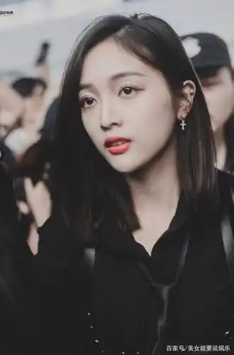 吴宣仪齐肩短发现身机场清纯动人,明媚眼眸格外美丽,衣品被赞!