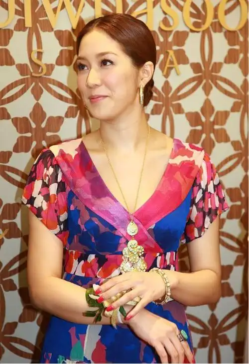 徐子淇脸颊有肉感穿一身随性印花连衣裙v领真显成熟女人味