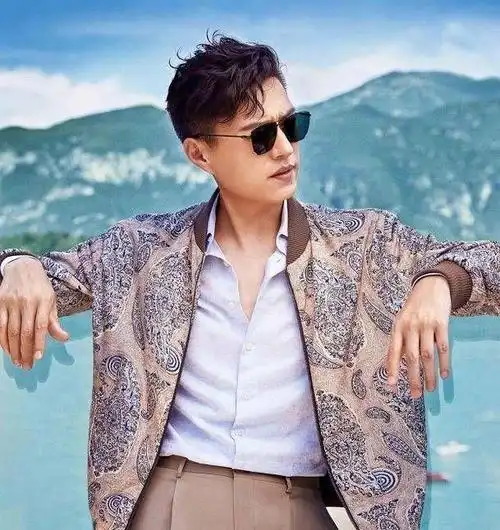 方块脸造型适合国字脸的男生,也适合充满创意有个性的男生这两天奋战