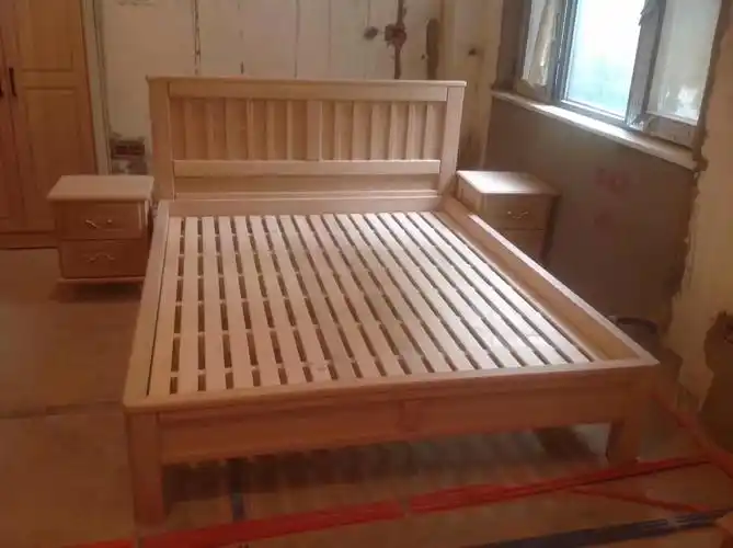 南京装修工地,木工师傅现场做的床,还没来得及上油漆!