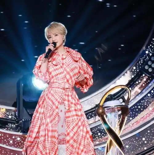 57岁陈慧娴近况曝光,晒素颜照一脸冻龄,五官轮廓零走样