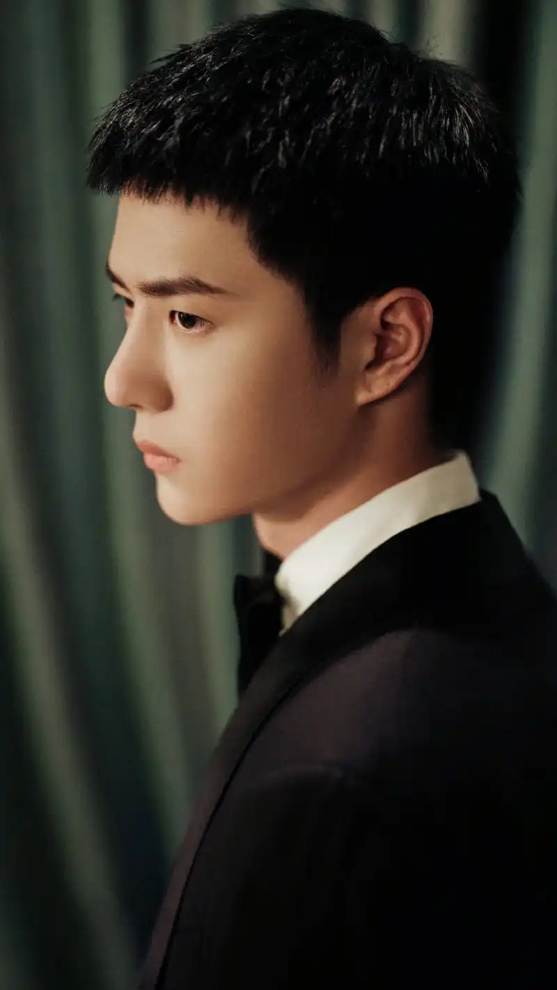 歌手王一博,身姿挺拔,帅气时尚,来看帅照!