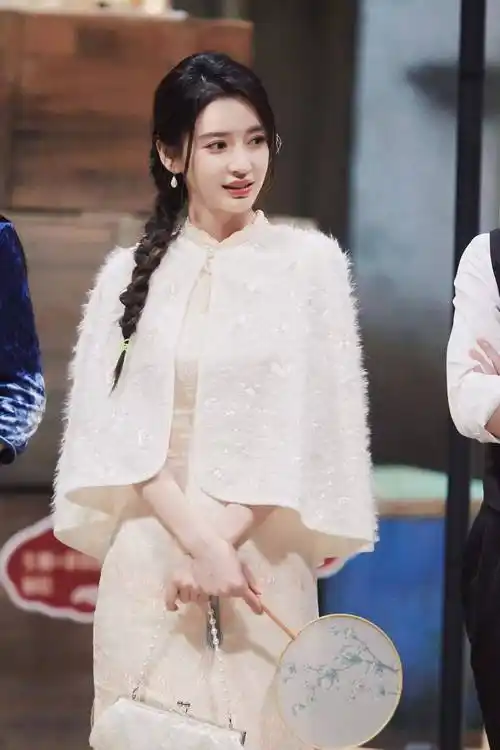 杨颖一改《跑男》女汉子形象,穿旗袍摇蒲扇像极了民国大小姐_网络