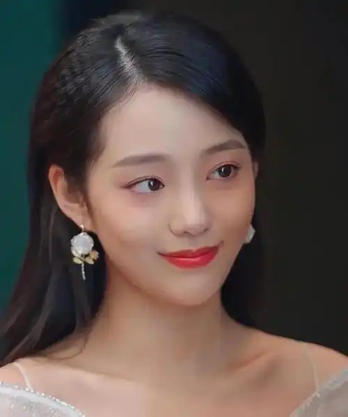 1998年出生的重庆籍抖音用户,昵称与本人同名,身高165cm,才华横溢.