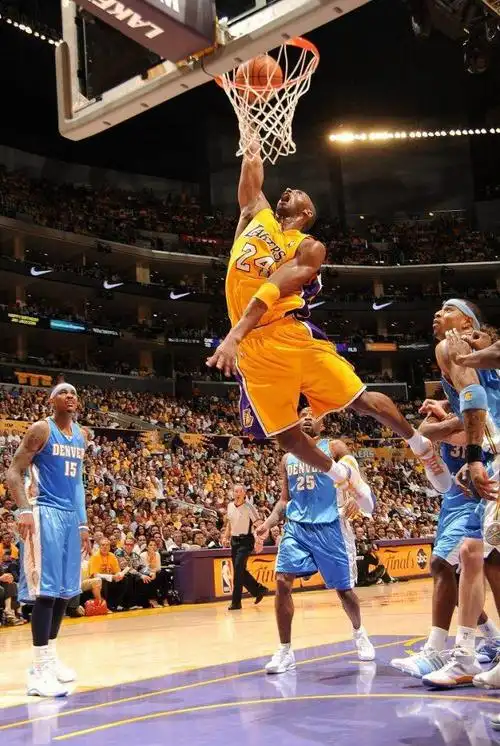 科比是一位打篮球的天才,但天才并不是天生的,科比极为自律,勤奋.