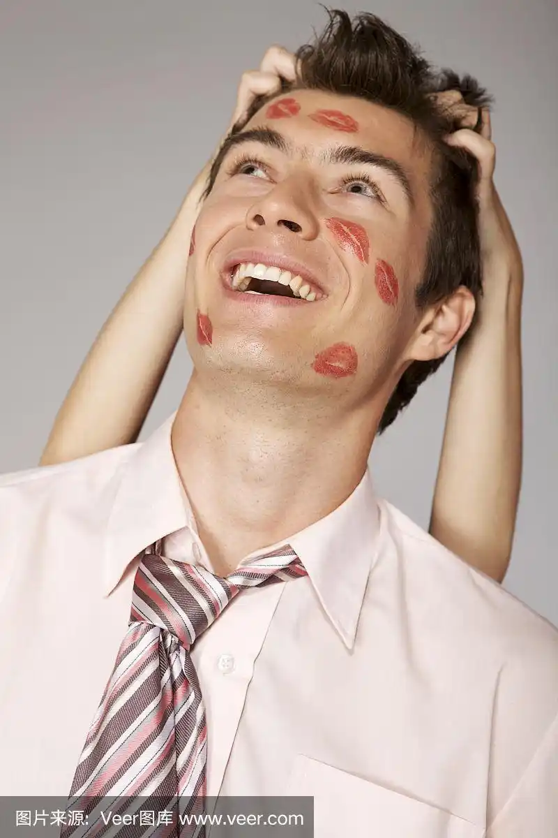 年轻的白人商人脸上有唇印
