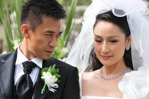 26岁出道,三婚小15岁娇妻让他如愿当上爸,4岁儿子长的比他帅气