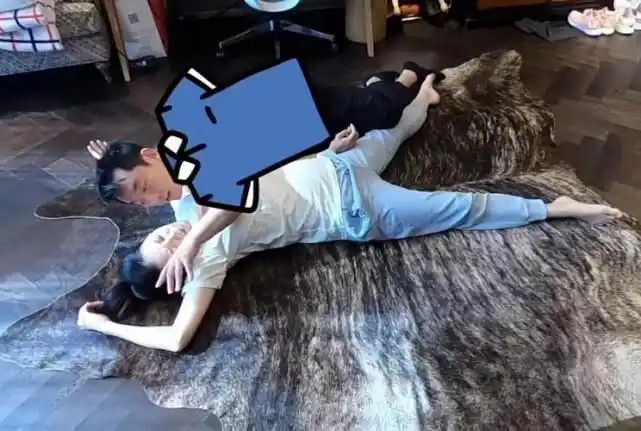 苗苗在家情绪失控郑恺亲吻苗苗为她擦眼泪哄老婆超温柔