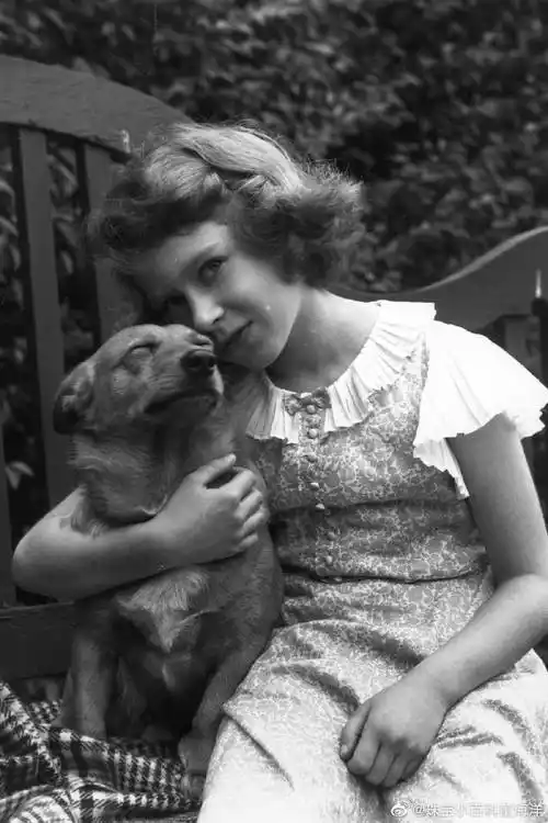 老照片:伊丽莎白二世女王从小小的婴儿到婷婷玉立的少女