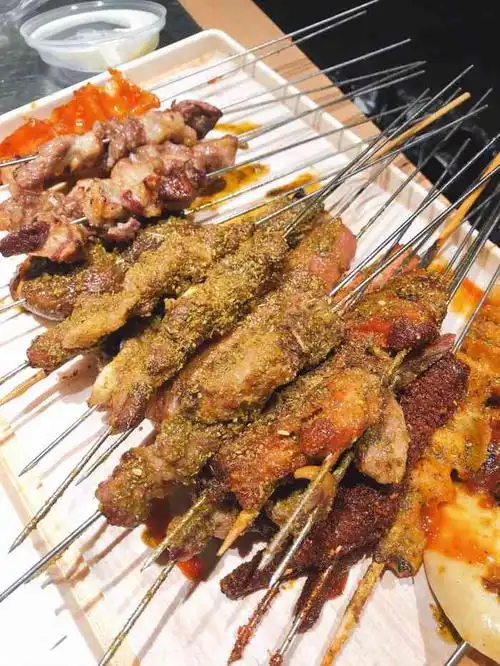 绿地三只羊羊肉串(万科店)-"据说是当地比较出名的一家店,来的早还有