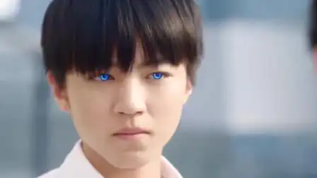 超少年密码:002给常安一对隐形眼镜,便于隐藏身份