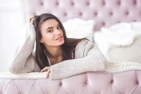 女人在家里的卧室里. 特写漂亮女士的肖像.照片