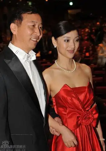 图文冯小宁西装革履刘小微红裙娇艳