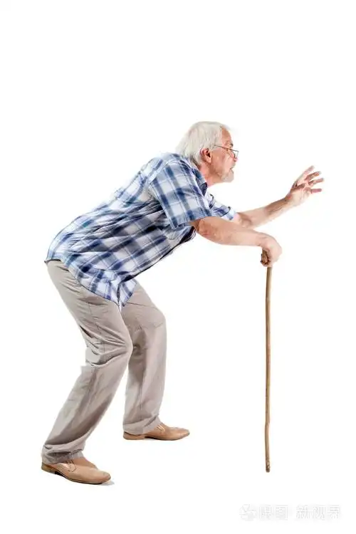 老人用拐杖走路