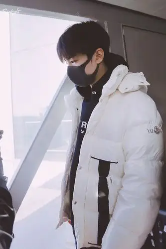 王俊凯白色棉衣好清新,好阳光的小凯,一个字形容:真好看