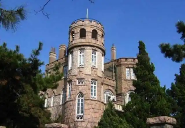(图为青岛八大关的花石楼,据说蒋介石曾在这里居住过)不过,您可能会
