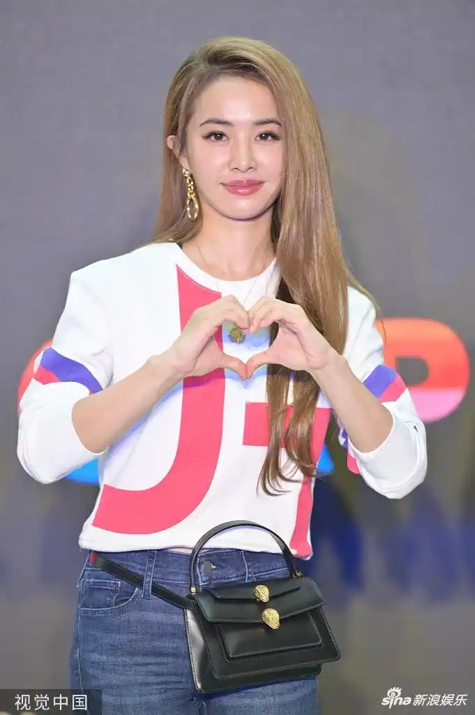 组图蔡依林打扮休闲不掩颜值获粉丝生日祝福比心嘟嘴心情好