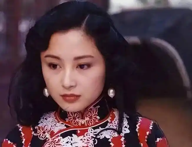 她被称为"大陆第一美人",两大名导为其着迷,今55岁活的像25岁_陈红