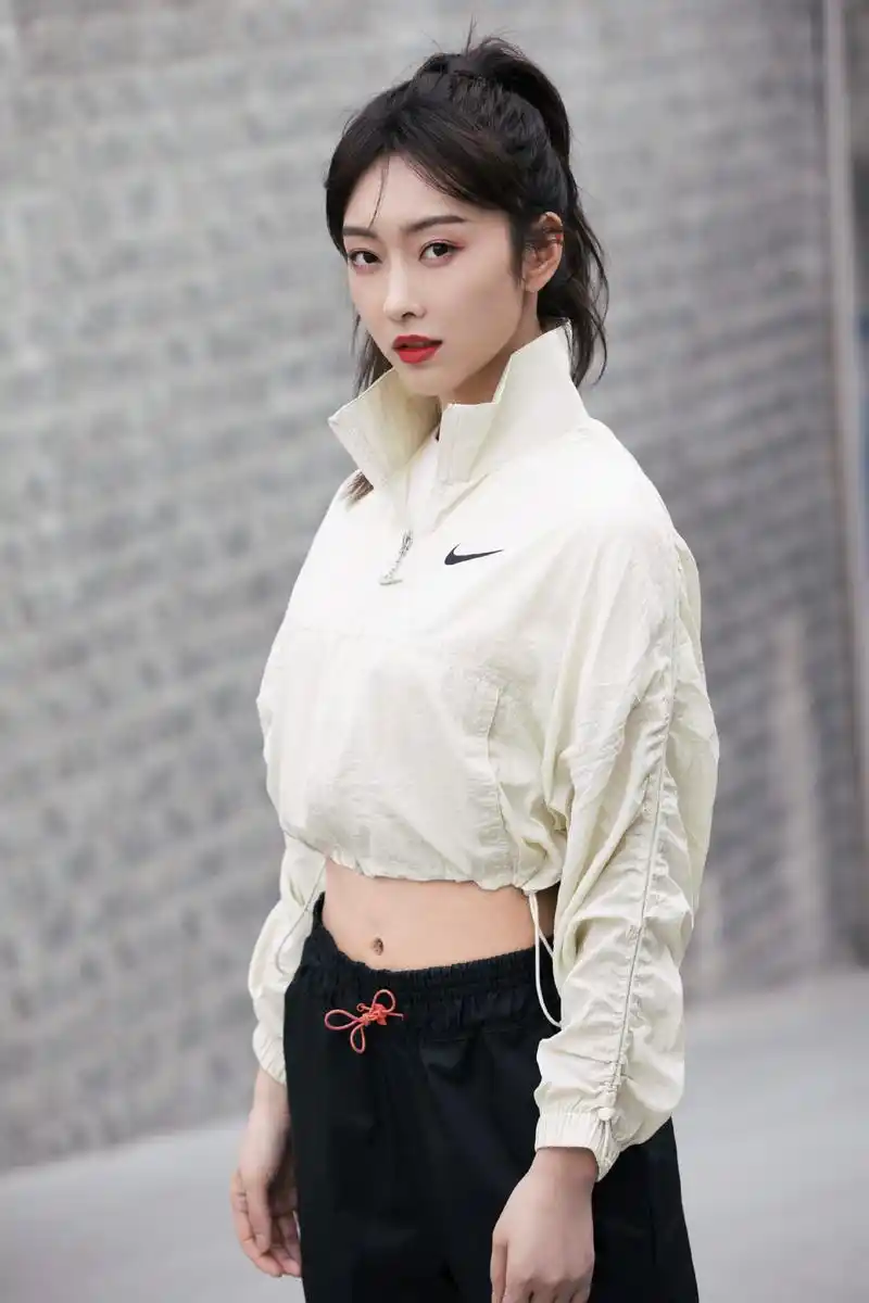 29岁的宣璐也太甜了吧身穿白色连衣裙配白色高跟鞋美得很空灵