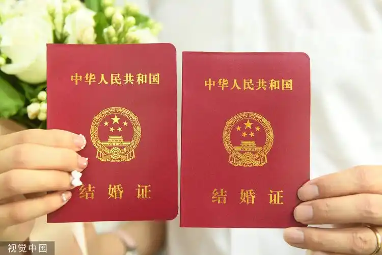 在颍州区政务服务中心婚姻登记窗口,一对新人高兴地领到结婚证