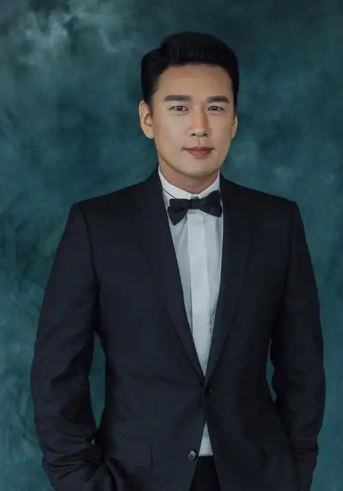 王耀庆:角色身价10亿以下不演,生活中与妻子青梅竹马恩爱如初