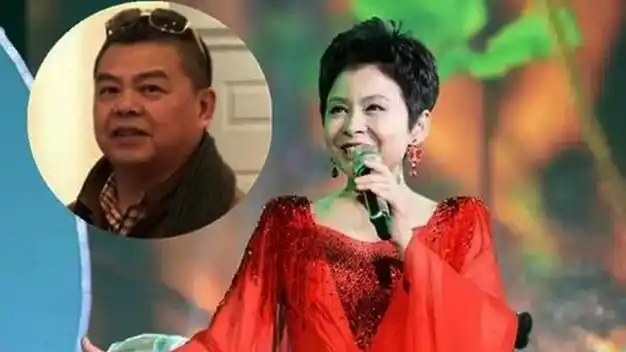 网络上曝光的画面中,年过六旬的董文华,站在一群人中间,绝对稳稳的c位