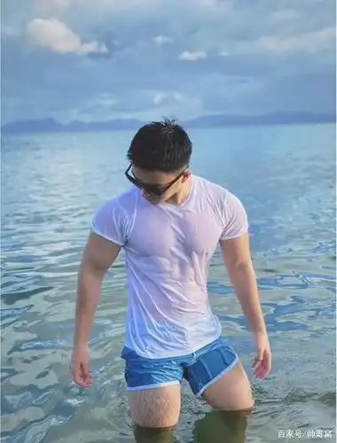喜欢水上滑板的男生,身材好颜值棒,戴着遮阳镜都挡不住的帅气!