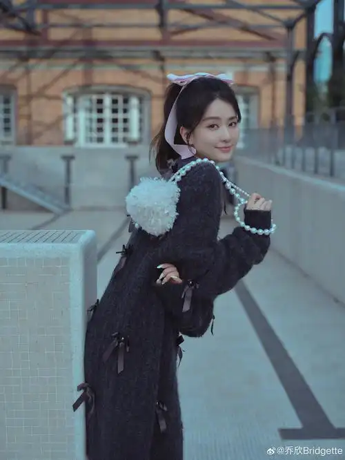 乔欣粉色蝴蝶结造型太吸睛 俏皮公主活力满满——上海热线娱乐频道