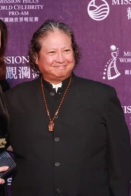 不要仅仅的停留在洪金宝的面相上,其实在人老了以后,有一些肌肉是特别